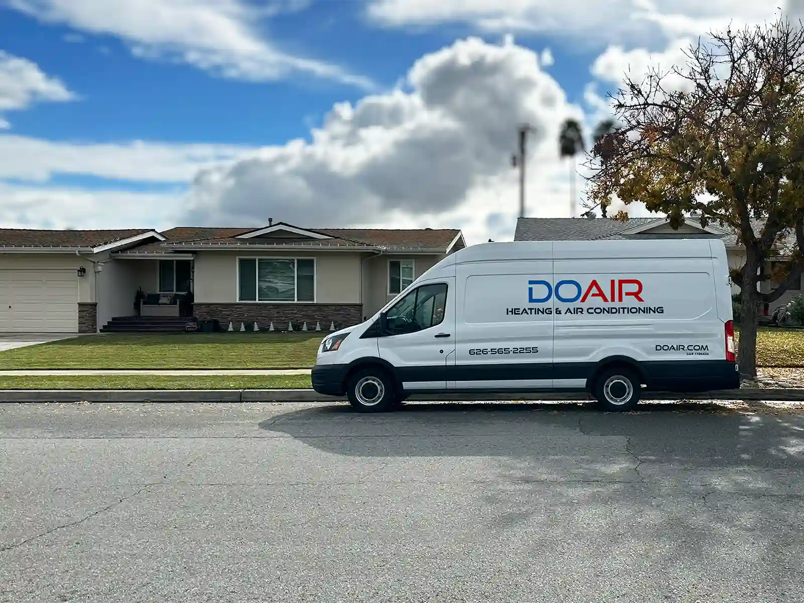 DOAIR Inc. Furgoneta de servicio HVAC aparcada en una obra del sur de California.